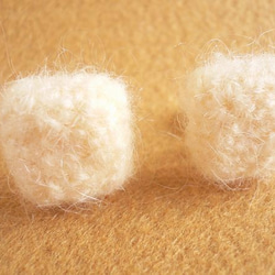 白いモヘア毛糸のイヤリング<スクエア> 2枚目の画像