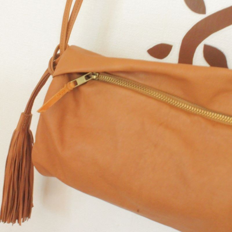 bighug 【永久保証】本革ラップサコッシュ●ベージュ