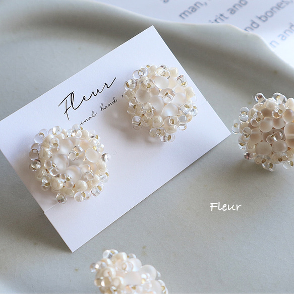 ホワイト＆レッドチェコビーズピアス、イヤリング 877559d785bf9836197bd8b17776fe