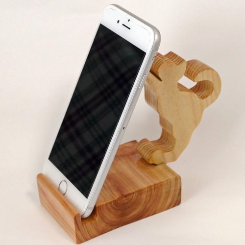 手作りのスマホ置き こたろう】ギリギリで一生懸命ネコちゃんがスマホ 