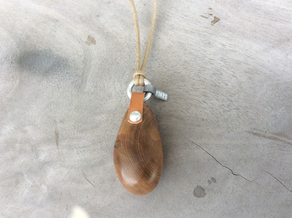 天然の木材で作った一点物のネックレス！【送料無料】紐フリーサイズ 1枚目の画像