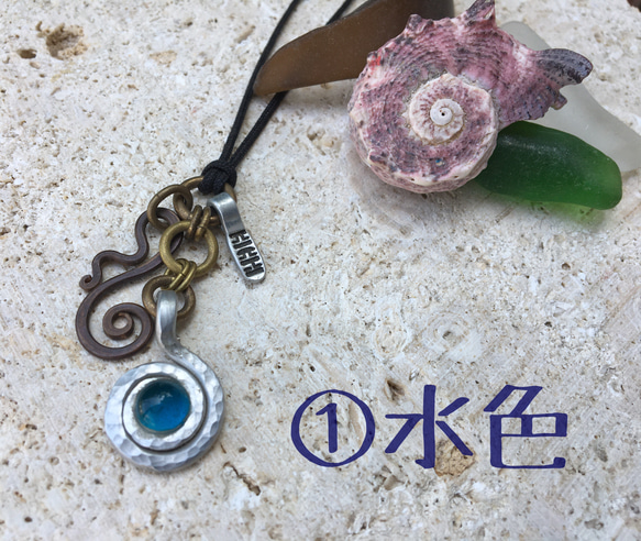 沖縄の伝統素材の琉球硝子と、彫金手法で作ったチャームを合わせたネックレス！【送料無料】※フリーサイズ※名入れ無料 3枚目の画像