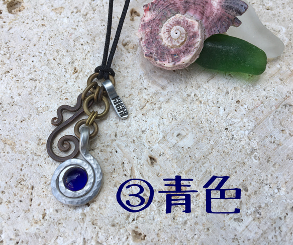 沖縄の伝統素材の琉球硝子と、彫金手法で作ったチャームを合わせたネックレス！【送料無料】※フリーサイズ※名入れ無料 5枚目の画像