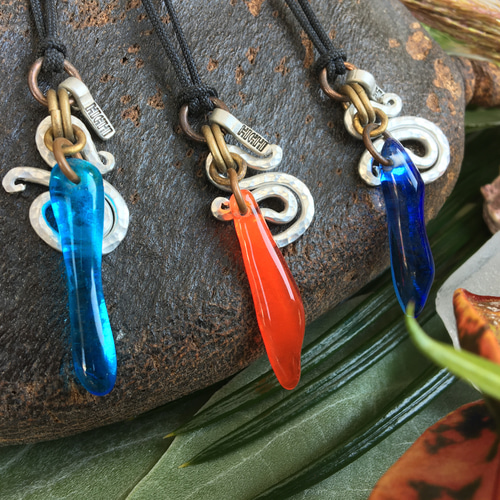 沖縄の伝統的な彫金手法で作った槌目のチャームに、一点物の琉球ガラス