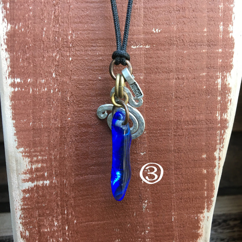 沖縄の伝統的な彫金手法で作った槌目のチャームに、一点物の琉球ガラス  