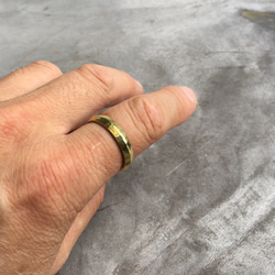 職人歴20年目で作った、一生物のモヒカンヘアーのような槌目を施した打ち出しの真鍮リング！大きいタイプです！【送料無料】 3枚目の画像