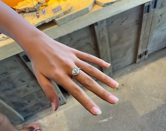 キラキラ輝く！沖縄の魔を弾く彫金手法で作った槌目の指輪に、スワロフスキーを埋め込みました。【送料無料】アレルギー対応 1枚目の画像