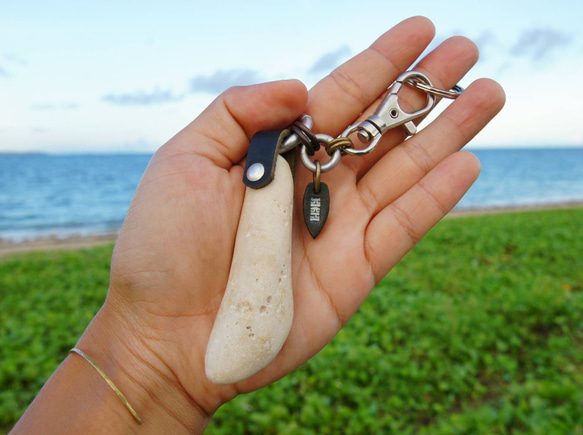沖縄の海に流れ着いた、珊瑚を使って作ったキーホルダー&キーチャーム【送料無料】名入れ無料 5枚目の画像