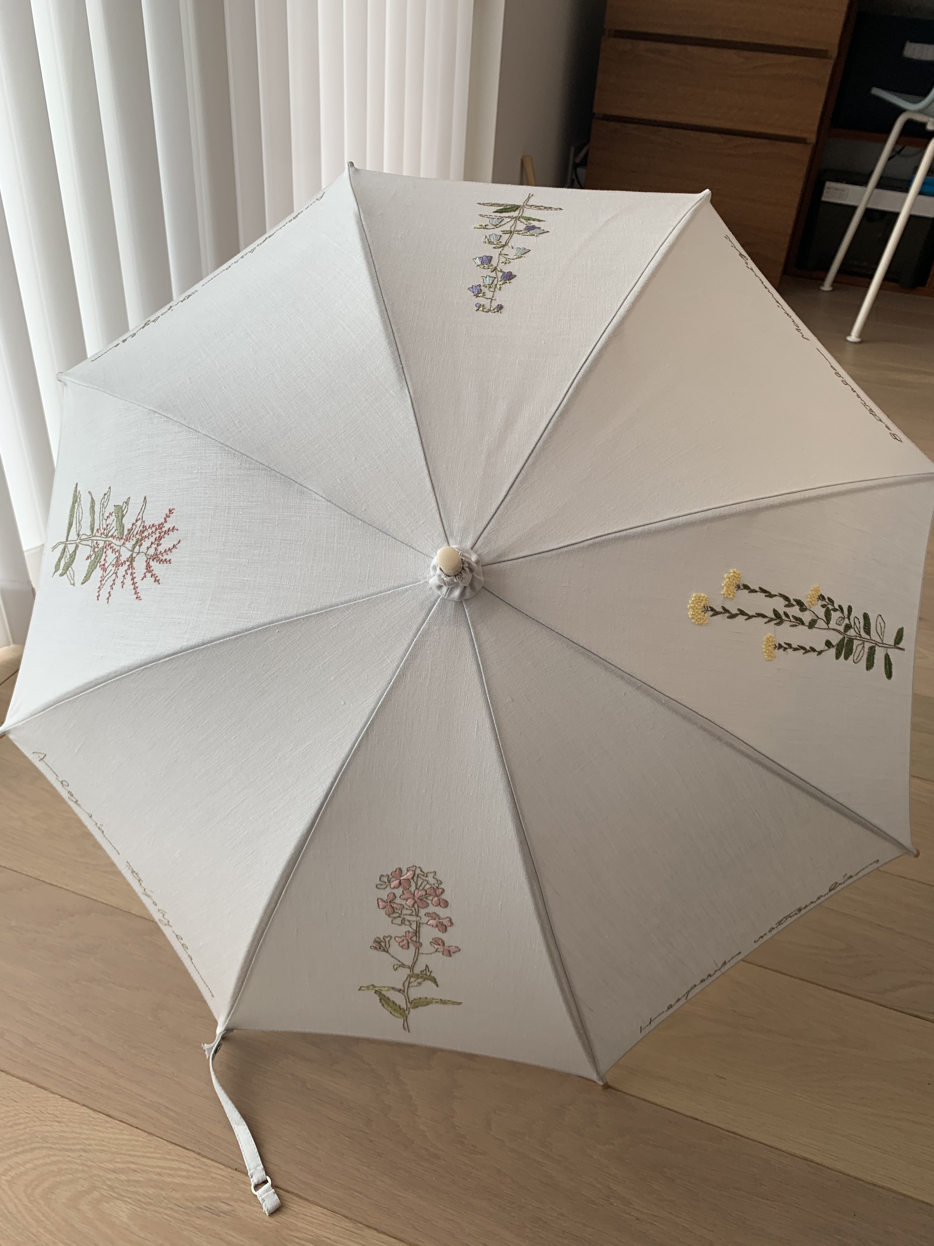 リネン日傘　手刺繍　お花　薄グレー