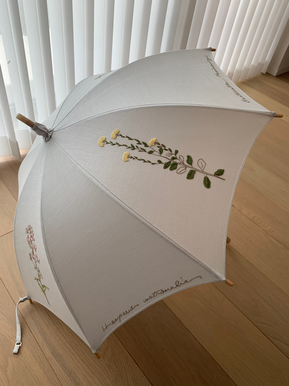 リネン日傘　手刺繍　お花　薄グレー 2枚目の画像