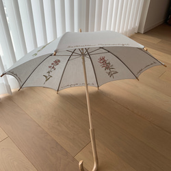 リネン日傘　手刺繍　お花　薄グレー 3枚目の画像
