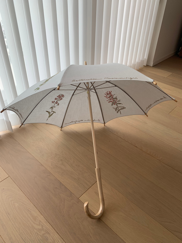 リネン日傘　手刺繍　お花　薄グレー 3枚目の画像