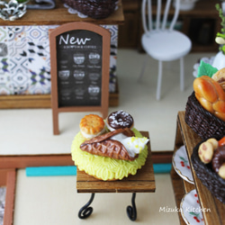 レースクッキー土台のスイーツ盛り合わせ（ソフトクリーム、焼き菓子） 2枚目の画像