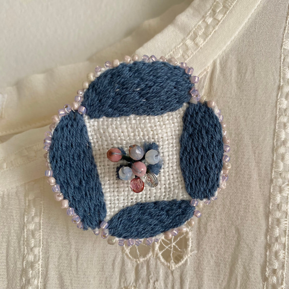 私のお気に入り ミナペルホネン dear ブローチ《ビーズピンク