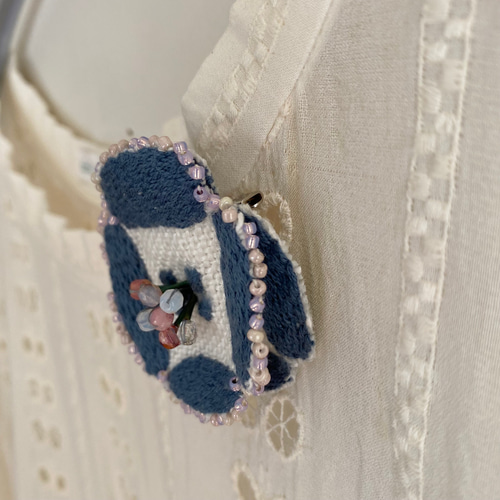 私のお気に入り ミナペルホネン dear ブローチ《ビーズピンク