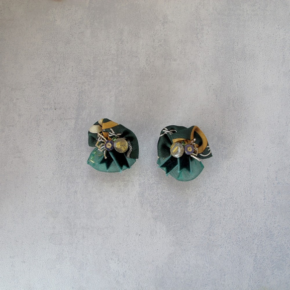 浮花系列 典雅墨綠 手縫進口鈕釦布花耳環 誇大耳環 全苞 第1張的照片