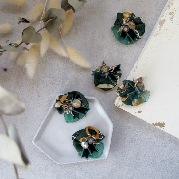 浮花系列 典雅墨綠 手縫進口鈕釦布花耳環 誇大耳環 全苞 第2張的照片
