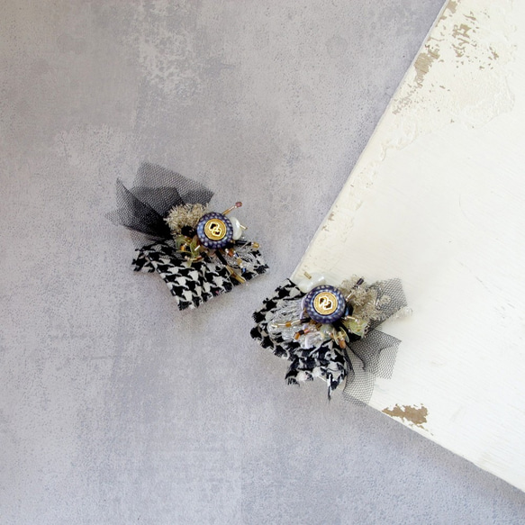 浮花系列 千鳥格紋 手縫進口鈕釦布花耳環 誇大耳環 第1張的照片