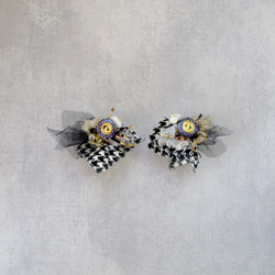浮花系列 千鳥格紋 手縫進口鈕釦布花耳環 誇大耳環 第2張的照片