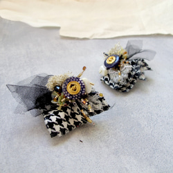 浮花系列 千鳥格紋 手縫進口鈕釦布花耳環 誇大耳環 第3張的照片