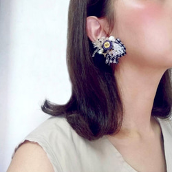 浮花系列 千鳥格紋 手縫進口鈕釦布花耳環 誇大耳環 第4張的照片
