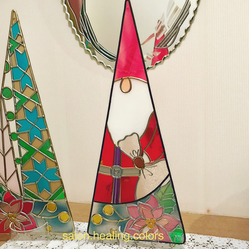 サンタとツリー　絵画 フリーイラスト] プレゼントを届けに煙突に入るサンタの