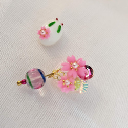 チェコビーズ桜、白うさぎ、イヤリング、耳飾り 2枚目の画像