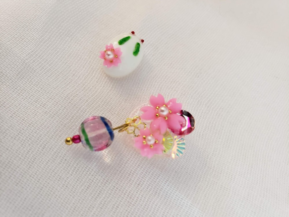 チェコビーズ桜、白うさぎ、イヤリング、耳飾り 2枚目の画像
