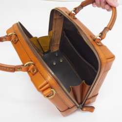 リュックにもなる選べる3way『キューブバッグ（横長モデル ）』 Sサイズ ブラウン　レザーバッグ　革鞄 3枚目の画像