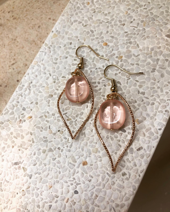 vintage pink glass beads earrings 2枚目の画像