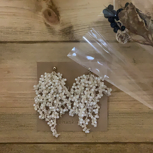 受注生産>かすみ草のビーズシャワーピアス 普段使い、結婚式お呼ばれに 