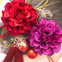 赤と紫 成人式 髪飾り 和装髪飾り 和 着物 和装 花 振袖 袴 桜 ドライフラワー 結婚式 タッセル 水引 2枚目の画像