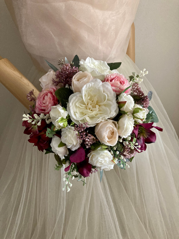 白✖️ボルドーカラーのナチュラルクラッチブーケ、ブートニア付き