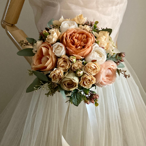 セミオーダーOK＊くすみオレンジバラのクラッチブーケ、ブートニア