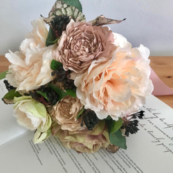 アンティークピンクと淡いピンクのバラやピオニーをミックスしたクラシカルなクラッチブーケ　ブートニア付き 2枚目の画像