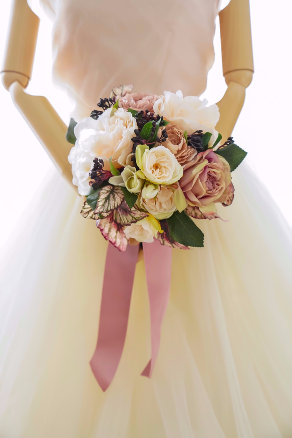 アンティークピンクと淡いピンクのバラやピオニーをミックスしたクラシカルなクラッチブーケ　ブートニア付き 3枚目の画像