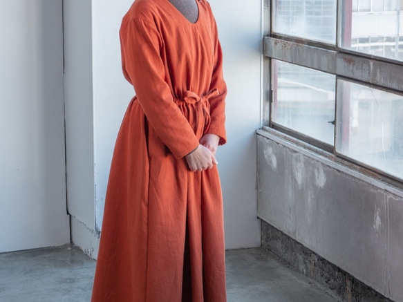 コットンウール二重織ツイルのUネックワンピース 2枚目の画像