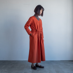 コットンウール二重織ツイルのUネックワンピース 1枚目の画像