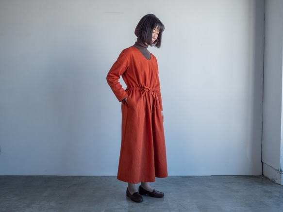 コットンウール二重織ツイルのUネックワンピース 1枚目の画像