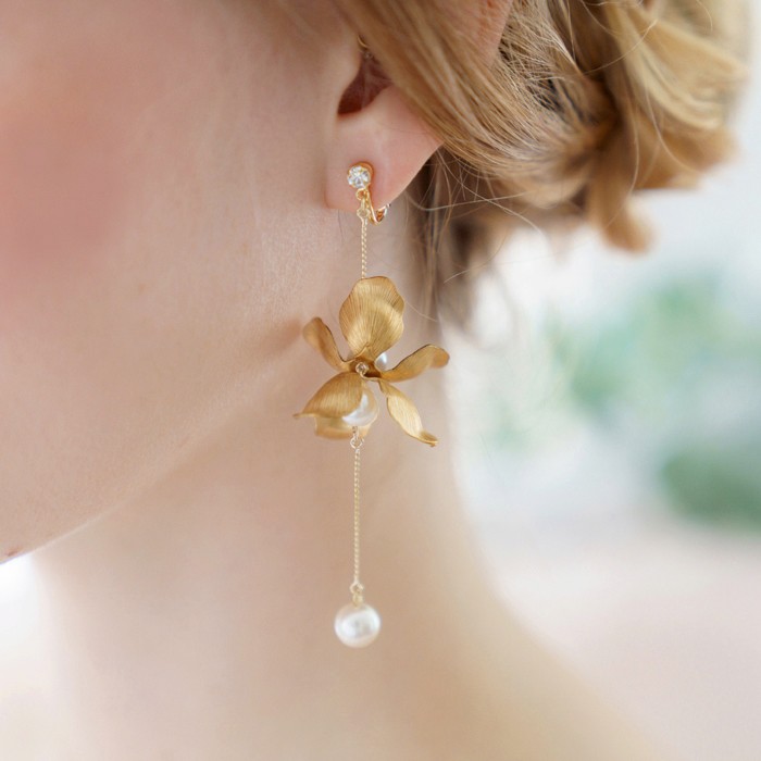 イヤリング　花　大ぶり　揺れる　ゴールド　パール　ブライダルイヤリング　ウェディングイヤリング  ピアス　ME14