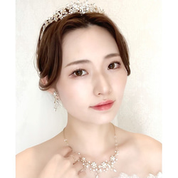 ウエディングティアラ 低めのデザイン パール　ビジュー ナチュラル　挙式　結婚式　ブライダル　T49 5枚目の画像