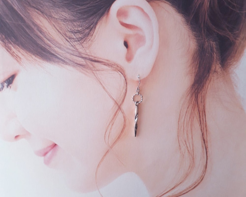 #826 再販 シルバー ネイビー チェーン ハンドメイド ピアス イヤリング フラワービジューチェーンイヤリング｜ピアス・イアリング - niana