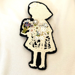 SALE花少女レースビーズ刺繍ブローチ白N364a 2枚目の画像