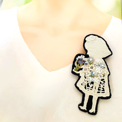 SALE花少女レースビーズ刺繍ブローチ白N364a 1枚目の画像