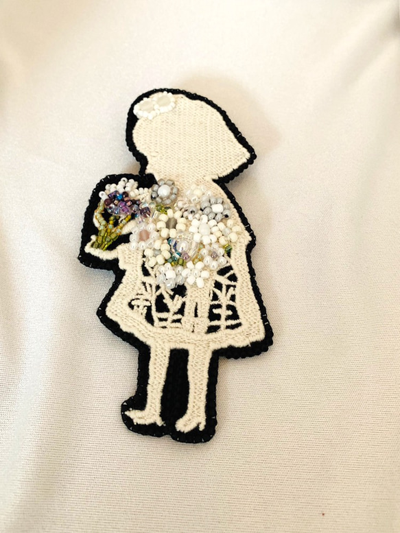 SALE花少女レースビーズ刺繍ブローチ白N364a 4枚目の画像