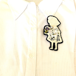 SALE花少女レースビーズ刺繍ブローチ白N364a 5枚目の画像