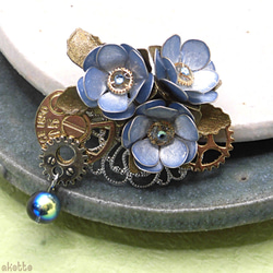 ブルーの小花3輪と歯車 ブローチ 1枚目の画像