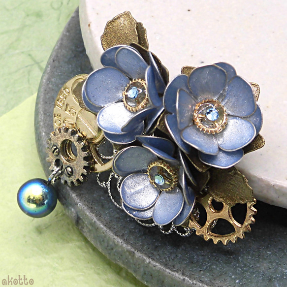 ブルーの小花3輪と歯車 ブローチ 2枚目の画像