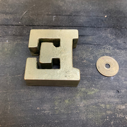 真鍮鋳物　アルファベット（E）型ペーパーウエイト・文鎮 4枚目の画像
