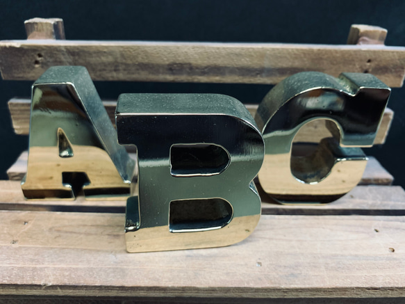 真鍮鋳物　アルファベット（E）型ペーパーウエイト・文鎮 6枚目の画像